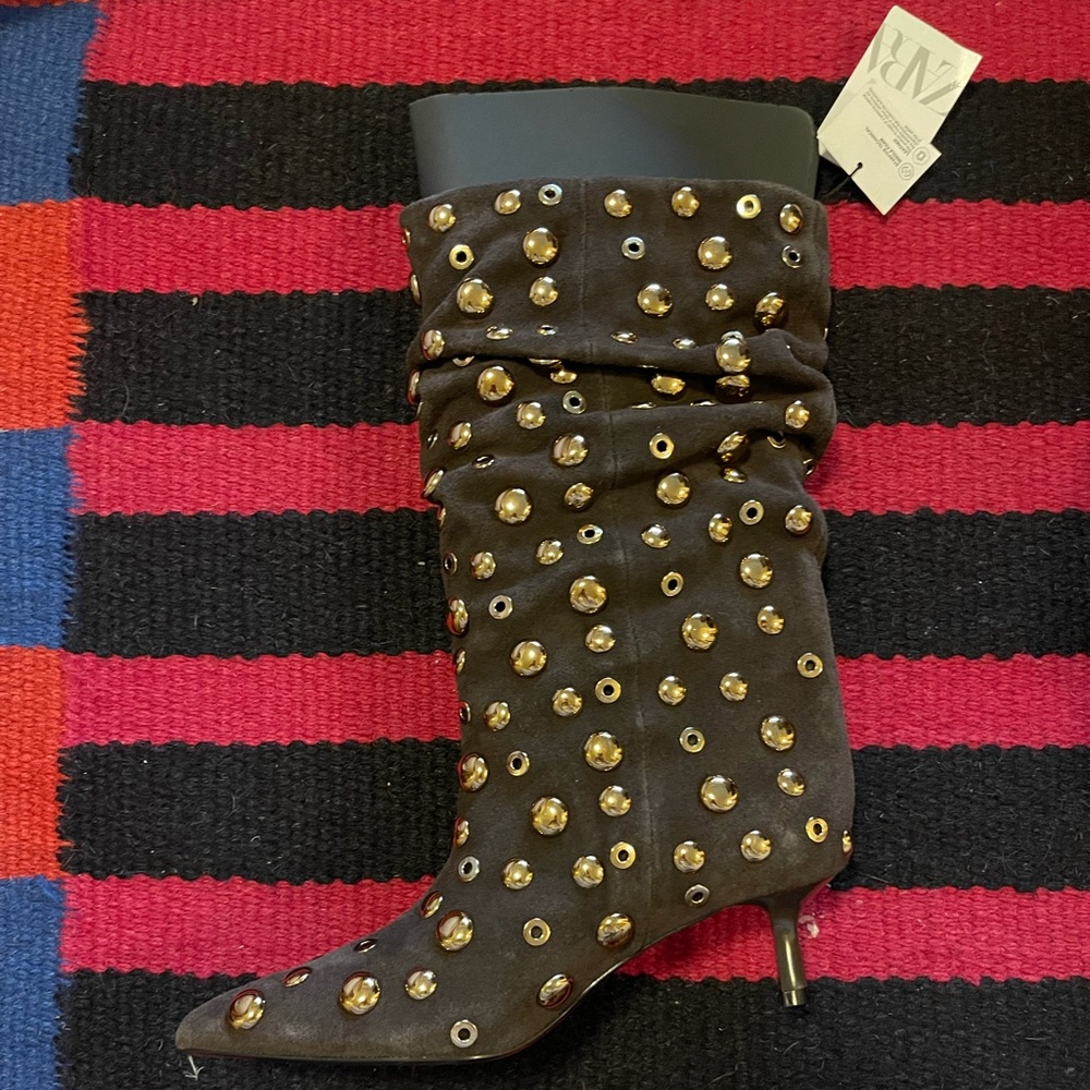 Very chic Zara suede studded brown boots size 37.